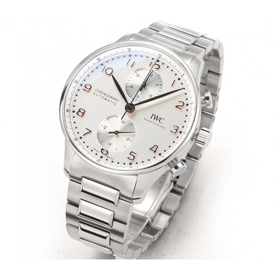 V6S新品,IWC万国表为其经典全新葡萄牙系列计时腕表推出首款精钢表链款式。IWC万国表首次为这款经典时计系列腕表配备精钢表链,令IWC万国表葡萄牙系列计时腕表更添几分灵活随性。表链经过抛光与拉丝工艺修饰,精密入微,优美雅致;蝴蝶式折叠表扣赋予其符合人体工学的贴心设计,细腻贴合手腕,佩戴无比舒适。配备精钢表链的全新表款采用精钢表壳,腕表内部搭载IWC万国表自制69355型计时机芯,坚固而精准,采用经典导柱轮设计,透过蓝宝石玻璃表背可纵览机芯风采。高效双向棘爪上链系统提供46小时动力储备。 V6S新品,IWC万国表为其经典全新葡萄牙系列计时腕表推出首款精钢表链款式。IWC万国表首次为这款经典时计系列腕表配备精钢表链,令IWC万国表葡萄牙系列计时腕表更添几分灵活随性。表链经过抛光与拉丝工艺修饰,精密入微,优美雅致;蝴蝶式折叠表扣赋予其符合人体工学的贴心设计,细腻贴合手腕,佩戴无比舒适。配备精钢表链的全新表款采用精钢表壳,腕表内部搭载IWC万国表自制69355型计时机芯,坚固而精准,采用经典导柱轮设计,透过蓝宝石玻璃表背可纵览机芯风采。高效双向棘爪上链系统提供46小时动力储备。