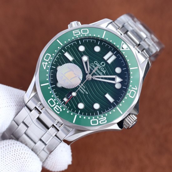 最新!绿海马!OMEGA 欧米茄 幽海之绿诠释海洋传奇2022新款绿海马!42mm的表壳,激光雕刻的波纹表盘,镂空指针和排氨气阀门等。配色上则采用经典的绿色表盘搭配绿色表圈,单向旋转表圈同样采用绿色陶瓷材质,光亮的表圈上饰以白色珐琅潜水刻度,呼应整体设计。 最新!绿海马!OMEGA 欧米茄 幽海之绿诠释海洋传奇2022新款绿海马!42mm的表壳,激光雕刻的波纹表盘,镂空指针和排氨气阀门等。配色上则采用经典的绿色表盘搭配绿色表圈,单向旋转表圈同样采用绿色陶瓷材质,光亮的表圈上饰以白色珐琅潜水刻度,呼应整体设计。