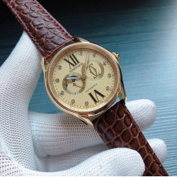 卡地亚 CARTIER R60 首款星辰腕表。此款卡地亚采用A制精钢打造出以直径为42mmx11.5mm，引进最新打磨的进口机芯—型号:8219-23A改装机芯，前所未有的走时精准 与性能稳定统一于一身。不惜成本.得到卡地亚原装的皮带和原装折叠扣。从外观看它不是家族中的显贵，但一定是家族的骄傲、低调而奢华。三杰精致推荐男士机械腕表 SJ为你精心挑选超真实实物图拍摄