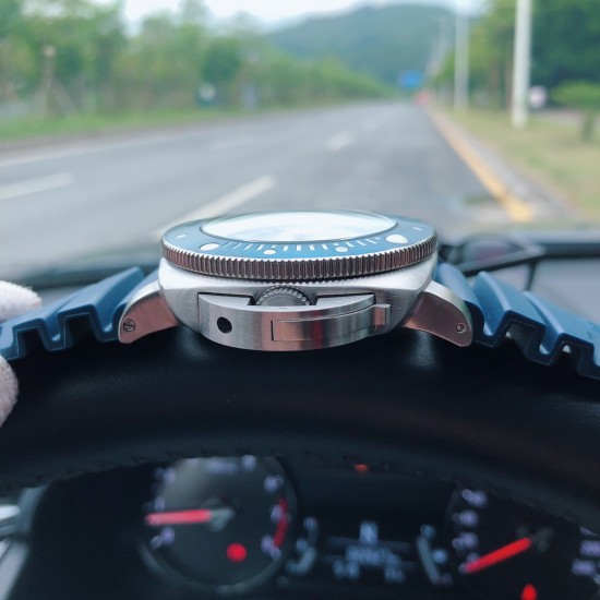 沛纳海 新款来袭SUBMERSIBLE 潜行系列,型号PAM00959 直径47mm,厚度15mm,矿物质强化玻璃,逆时针旋转表圈附分度标,配蓝色嵌入式陶瓷转盘,进口硅胶带,装配全自动机芯!精品奉献,彰显男士魅力,欢迎转载 三杰精心推荐男士机械腕表 SJ为你精心挑选超真实实物图拍摄 沛纳海 新款来袭SUBMERSIBLE 潜行系列,型号PAM00959 直径47mm,厚度15mm,矿物质强化玻璃,逆时针旋转表圈附分度标,配蓝色嵌入式陶瓷转盘,进口硅胶带,装配全自动机芯!精品奉献,彰显男士魅力,欢迎转载 三杰精心推荐男士机械腕表 SJ为你精心挑选超真实实物图拍摄