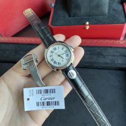 DR卡地亚钥匙系列 腕表保留了卡地亚的经典设计：阿拉伯数字时标和剑形蓝钢指针，形似钥匙的表冠顶端镶嵌一颗蓝宝石，雕纹表盘上带有太阳纹饰，6点钟位置为日期显示窗口，腕表搭配鳄鱼皮表带，进口自动机械机芯，316精钢表壳，31毫米尺寸，使用鲍鱼壳形，经典的设计辨识度很,并且适合任何场合佩戴，是一款性价比很高的腕表！