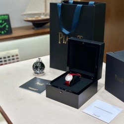 伯爵69Limelight Gala腕表超级版 正品级腕表尺寸32mm有鳄鱼皮表带，绢丝表带，牛皮表带可选运用一流的壳套打磨工艺，诠释伯爵优雅气质。表扣细节工艺，搭配施华洛世奇水钻，偶然一亮，清新脱俗。采用定制版瑞士石英机芯，续航给力，走时稳健，零返修。镶饰60颗明亮式切割钻（约0.92克拉）。表扣镶饰单颗明亮式切割施华洛世奇水钻（约0.01克拉）动人线条衬托优雅气质