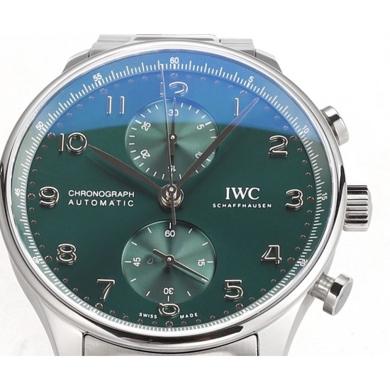 V6S新品,IWC万国表为其经典全新葡萄牙系列计时腕表推出首款精钢表链款式。IWC万国表首次为这款经典时计系列腕表配备精钢表链,令IWC万国表葡萄牙系列计时腕表更添几分灵活随性。表链经过抛光与拉丝工艺修饰,精密入微,优美雅致;蝴蝶式折叠表扣赋予其符合人体工学的贴心设计,细腻贴合手腕,佩戴无比舒适。配备精钢表链的全新表款采用精钢表壳,腕表内部搭载IWC万国表自制69355型计时机芯,坚固而精准,采用经典导柱轮设计,透过蓝宝石玻璃表背可纵览机芯风采。高效双向棘爪上链系统提供46小时动力储备。 V6S新品,IWC万国表为其经典全新葡萄牙系列计时腕表推出首款精钢表链款式。IWC万国表首次为这款经典时计系列腕表配备精钢表链,令IWC万国表葡萄牙系列计时腕表更添几分灵活随性。表链经过抛光与拉丝工艺修饰,精密入微,优美雅致;蝴蝶式折叠表扣赋予其符合人体工学的贴心设计,细腻贴合手腕,佩戴无比舒适。配备精钢表链的全新表款采用精钢表壳,腕表内部搭载IWC万国表自制69355型计时机芯,坚固而精准,采用经典导柱轮设计,透过蓝宝石玻璃表背可纵览机芯风采。高效双向棘爪上链系统提供46小时动力储备。