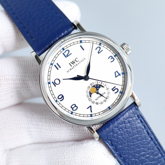 IWC 万国 柏涛菲诺系列,指针式日历功能,最受欢迎的简洁,优雅,大气的正装风范手表!6字位表盘为最新日历盘!【表壳】39毫米的表壳与正品一致!瑞士级精工打磨抛光!使得外观圆润饱满,细节到位!非常漂亮!【表盘】双卜蓝宝石表镜防眩光镀膜,表盘采用最经典的柳叶针,顶级工艺表盘!精心制作,完美还原!【机芯】独家采用进口2824机芯(精密技术做到同级别最薄)!走时精准耐用!【表带】意大利真皮纹表带! IWC 万国 柏涛菲诺系列,指针式日历功能,最受欢迎的简洁,优雅,大气的正装风范手表!6字位表盘为最新日历盘!【表壳】39毫米的表壳与正品一致!瑞士级精工打磨抛光!使得外观圆润饱满,细节到位!非常漂亮!【表盘】双卜蓝宝石表镜防眩光镀膜,表盘采用最经典的柳叶针,顶级工艺表盘!精心制作,完美还原!【机芯】独家采用进口2824机芯(精密技术做到同级别最薄)!走时精准耐用!【表带】意大利真皮纹表带!