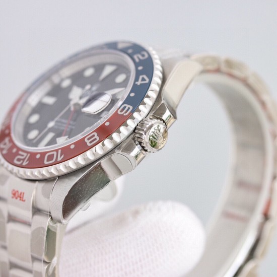 ROLEX 劳力士 GMT格林尼治 采用专柜机芯3285一体机芯蓝游丝和原版同样通过调试时针快跳调整日历的功能瞬跳，和原版一样的GMT双时区表针在底部时针上面的第二层，由下到上的顺序为：时针-双时区针-分钟-秒钟。[666][666]本次可乐/国米圈可以说是95%以上的相似度/在各个角度均有这个95%水准。后续有详细颜色对比。本次圈口为独立开发，区别于市面上的任何版本。[强]表盘/指针/玻璃/表壳就不再一一赘述，原装一比一开模制作，保持大厂工艺水准。
