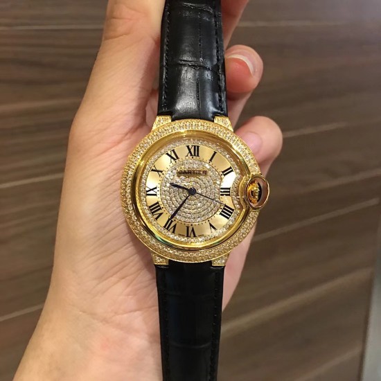 来货~实拍爆款黄金色卡地亚蓝气球满钻系列双排四角钻✨超美人工镶嵌施华洛世奇水晶钻 字面全钻尽显高端品质 鳄鱼纹小牛皮搭配原装折叠扣 方便携带 瑞士石英机芯 百搭尺寸36mm(金玫白可选)适合各种高大上场合❗️ 来货~实拍爆款黄金色卡地亚蓝气球满钻系列双排四角钻✨超美人工镶嵌施华洛世奇水晶钻 字面全钻尽显高端品质 鳄鱼纹小牛皮搭配原装折叠扣 方便携带 瑞士石英机芯 百搭尺寸36mm(金玫白可选)适合各种高大上场合❗️