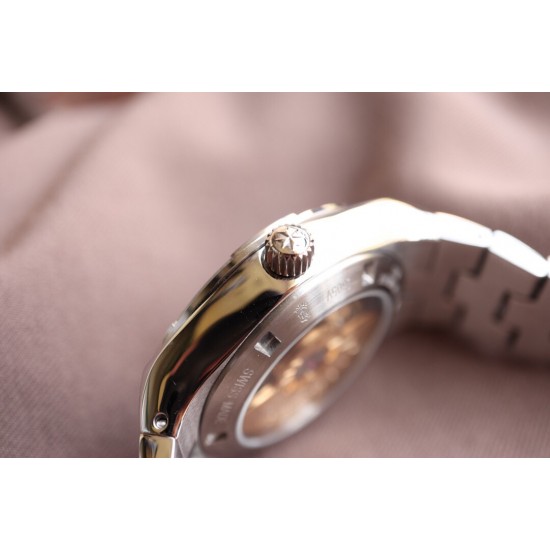实拍【Vacheron Constantin江诗丹顿】纵横四海系列OVERSEAS女款小号型钢带款——一款极具魅力和旅行精神的女性腕表【表壳】直径36mm适合大部分女性佩戴,84颗圆形切割施华洛水更是钻璀璨夺目 【表盘】简约的大三针设计 旭日纹缎面拉丝的工艺处理 深邃优雅 时标均带白色夜光涂层 【机芯】CITIZEN8系列改Cal.5300机芯(机芯稳定零返修 ) 原装18k纳米镀金质摆陀 实拍【Vacheron Constantin江诗丹顿】纵横四海系列OVERSEAS女款小号型钢带款——一款极具魅力和旅行精神的女性腕表【表壳】直径36mm适合大部分女性佩戴,84颗圆形切割施华洛水更是钻璀璨夺目 【表盘】简约的大三针设计 旭日纹缎面拉丝的工艺处理 深邃优雅 时标均带白色夜光涂层 【机芯】CITIZEN8系列改Cal.5300机芯(机芯稳定零返修 ) 原装18k纳米镀金质摆陀