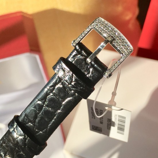 ❤️实拍 卡地亚-Cartier 满钻藤花系列腕表 双排钻侧身 搭配亮黑.红色鳄鱼皮瑞士石英机芯 蓝宝石水晶玻璃镜面 百搭经典尺寸35mm。表盘媚丽搭配并缀有彩色饰以密镶藤花的造型 奢华极致你值得拥有它。 ❤️实拍 卡地亚-Cartier 满钻藤花系列腕表 双排钻侧身 搭配亮黑.红色鳄鱼皮瑞士石英机芯 蓝宝石水晶玻璃镜面 百搭经典尺寸35mm。表盘媚丽搭配并缀有彩色饰以密镶藤花的造型 奢华极致你值得拥有它。