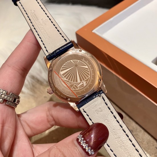 实拍 积家-Jaeger-LeCoultre DAZZLING RENDEZ- VOUS MOON约会系列月相珠宝腕表月之女神,是浪漫与柔美的象征,她掌管着大自然中的潮起潮落和季节更替,是艺术家与诗人们的灵感源泉,在温润莹亮的白色珍珠母贝映衬下,晶莹璀璨的钻石散发出夜空般的静谧之美,表圈镶嵌108颗钻石,组成两个环绕表壳的同心圆。由36颗以爪镶工艺镶嵌的钻石组成的外圈,为光芒闪耀的表圈营造出轻盈美妙的质感,尺寸36mm的精钢表壳搭配进口瑞士石英,采用蓝宝石水晶玻璃。 实拍 积家-Jaeger-LeCoultre DAZZLING RENDEZ- VOUS MOON约会系列月相珠宝腕表月之女神,是浪漫与柔美的象征,她掌管着大自然中的潮起潮落和季节更替,是艺术家与诗人们的灵感源泉,在温润莹亮的白色珍珠母贝映衬下,晶莹璀璨的钻石散发出夜空般的静谧之美,表圈镶嵌108颗钻石,组成两个环绕表壳的同心圆。由36颗以爪镶工艺镶嵌的钻石组成的外圈,为光芒闪耀的表圈营造出轻盈美妙的质感,尺寸36mm的精钢表壳搭配进口瑞士石英,采用蓝宝石水晶玻璃。