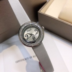 新T形方钻❗️」伯爵-PIAGT，POSESSION时来运转系列，女士皮带腕表，镶饰方钻石，旋转圈口。这款高级女士腕表以Posession系列的标志性旋转圆环为灵感，搭配璀璨钻石彰显标志性风格，进口瑞士机芯，蓝宝石水晶玻璃，采用原装针式表扣佩戴方便！尺寸:29mm「MX实拍」