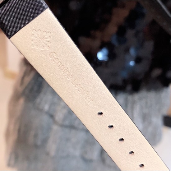 实拍 PATEK PHILIPPE百达翡丽系列 女士腕表(白金表壳搭配沙丁布带,表圈镶嵌天然锆石,蓝宝石玻璃,搭载瑞士石英机芯,尺寸30*34*7毫米) 实拍 PATEK PHILIPPE百达翡丽系列 女士腕表(白金表壳搭配沙丁布带,表圈镶嵌天然锆石,蓝宝石玻璃,搭载瑞士石英机芯,尺寸30*34*7毫米)
