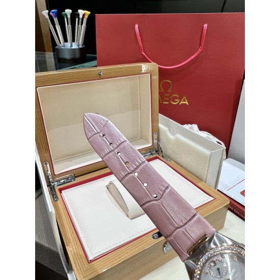 新款来袭!欧米茄/OMEGA星座系列最经典的一款 很多客人在找外圈带钻的欧米伽 此款硬货来了,此款星座系列钻石女表,手表直径34mm.采用日本1731机械机芯,(1:1)防炫目蓝宝石镜面,手表全套316L钢材,女士专用折叠扣。字面一级天然河贝母面镶嵌钻石刻度奢侈典雅.底盖为透视玻璃蓝宝石,机芯甲板采用欧米茄一贯批花风格,显示出超强立体感。搭配粉色,黑色鳄鱼皮、牛皮俩种选择。 新款来袭!欧米茄/OMEGA星座系列最经典的一款 很多客人在找外圈带钻的欧米伽 此款硬货来了,此款星座系列钻石女表,手表直径34mm.采用日本1731机械机芯,(1:1)防炫目蓝宝石镜面,手表全套316L钢材,女士专用折叠扣。字面一级天然河贝母面镶嵌钻石刻度奢侈典雅.底盖为透视玻璃蓝宝石,机芯甲板采用欧米茄一贯批花风格,显示出超强立体感。搭配粉色,黑色鳄鱼皮、牛皮俩种选择。