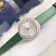 实拍 伯爵-PIAGET 女士腕表 瑞士石英机芯 316L精钢表壳 真牛皮表带 尺寸34*8mm 蓝宝石玻璃镜面 简约的设计,大胆而多彩的配色,以及旋转表圈是伯爵品牌 Possession腕表的特质所在。通过品牌制表师们天马星空的创意,将各个亮色的表带与贵金属、钻石、精钢材质相融,通过圆形盘面的演绎,令全新的 Possession腕表越发闪耀夺目,给人眼前一亮之感。 实拍 伯爵-PIAGET 女士腕表 瑞士石英机芯 316L精钢表壳 真牛皮表带 尺寸34*8mm 蓝宝石玻璃镜面 简约的设计,大胆而多彩的配色,以及旋转表圈是伯爵品牌 Possession腕表的特质所在。通过品牌制表师们天马星空的创意,将各个亮色的表带与贵金属、钻石、精钢材质相融,通过圆形盘面的演绎,令全新的 Possession腕表越发闪耀夺目,给人眼前一亮之感。