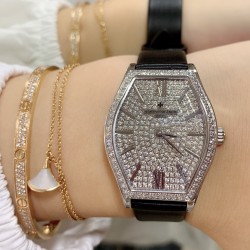 实拍 江诗丹顿-Vacheron Constantin 作为世界上历史悠久的钟表制造商从未停止生产，秉承悉力以赴，精益求精的品牌座右铭，其中有一款-Malte系列25530/000R-9742，经典酒桶型婉表，防磨水晶镜面，内部经反光处理，配置瑞士原装石英机芯，尺寸28.40*38.67毫米，厚度7.28毫米。表壳电镀18K白金/玫瑰金，表带有布绢带，牛皮带两种选择，针扣配带.市面最高版本，你值得拥有！