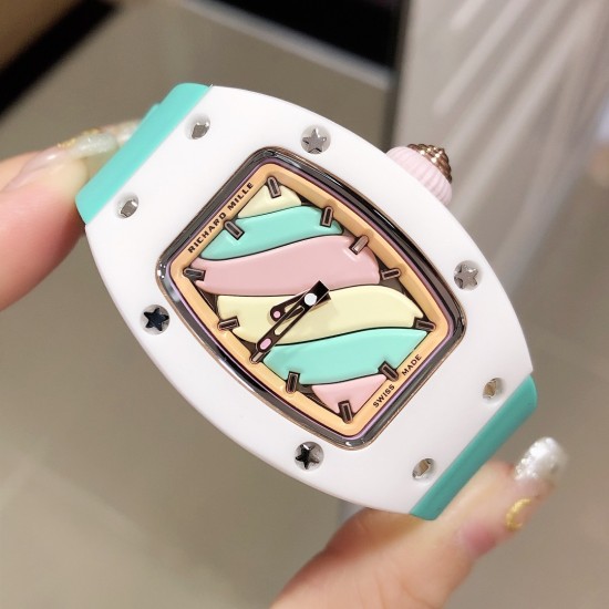 实拍 理查德米勒 RichardMille 糖果棉花糖 最新爆款 bon bon系列最稀有的作品!克服传统工艺打破模式!钟表最受尊敬的技术之一。不是所有人的嫁妆,棉花糖运动曲线和颜色,它们是诱人的。有了理查德米勒,实现了把棉花糖戴在你的手腕上!白色陶瓷加上黄粉绿搪瓷表盘,RM-07柔和的颜色创造了一个组合...甜蜜!糖果店的一次旅行,一个让人难以置信的艺术品。你会戴上它吗? 实拍 理查德米勒 RichardMille 糖果棉花糖 最新爆款 bon bon系列最稀有的作品!克服传统工艺打破模式!钟表最受尊敬的技术之一。不是所有人的嫁妆,棉花糖运动曲线和颜色,它们是诱人的。有了理查德米勒,实现了把棉花糖戴在你的手腕上!白色陶瓷加上黄粉绿搪瓷表盘,RM-07柔和的颜色创造了一个组合...甜蜜!糖果店的一次旅行,一个让人难以置信的艺术品。你会戴上它吗?