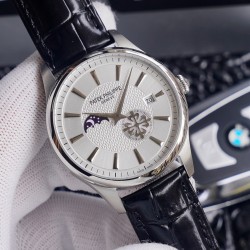 2⃣0⃣2⃣0⃣最新款百达翡丽《Patek Philippe》月[月亮]相[太阳]系列！九字位日月星辰功能，独特的4时位小秒logo，搭载原装进口call8219月相机芯(0返修0售后），蓝宝石玻璃镜面，进口意大利牛皮 ，（可配钢带）尺寸40mm，厚度10mm，三度防水性能，简约商外观，让你感受傲慢绅士气息，完美彰显其百达翡丽腕表的皇家血统，值得全球称赞。⚠️请认准独家品质