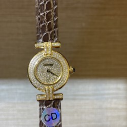 鳄鱼皮新品发布 奢华版满天星镶钻表盘卡地亚小旋风must de小金表vintage中古断货王，性价比高闭眼入。神仙颜值美绝trinity，小孩子才做选择，成年人都是all in![色]表径24mm，超薄厚度5.8mm，搭载瑞士石英机芯，罗马刻度奶油盘，简洁大两针，后镶天然美钻搭配鳄鱼皮表带更奢华超级闪。可仙可盐可甜，精致优雅上手绝美。时尚是一个经典的轮回～说不定今年的复古风，你就是走得最驾轻就熟的一个。推荐指数：⭐⭐⭐⭐⭐
