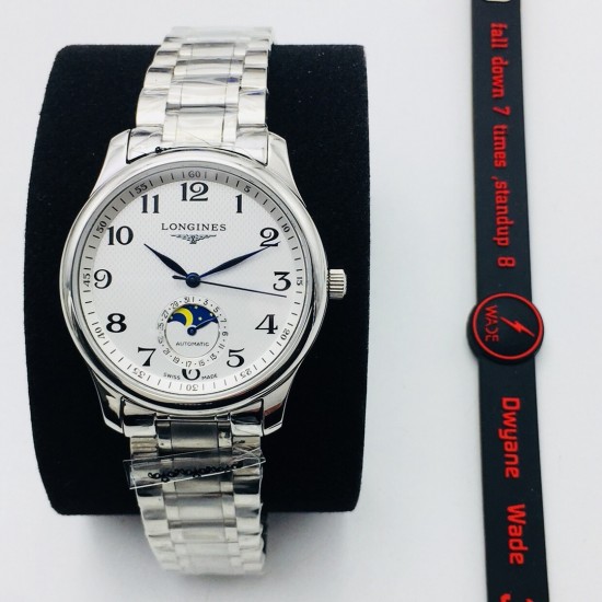 【LG Factory】新力作 浪琴Longines新款「Master Moonphase」月相日历腕表,采用ETA2824-2机芯,功能完美同步,防水深度30米,表耳线条温润流畅。表盘为大三针布局,最特别之处是表圈分钟刻度圈为立体倾斜的设计,提供出色的表盘层次感。6点的月相盘与日历功能融为一体。表盘共有3种款式:银白色麦粒纹搭配衬线体阿拉伯数字时标,黑色麦粒纹搭配罗马数字时标,蓝色日晖纹搭配棍状时标 ,直径40毫米,厚度10毫米,意大利进口小牛皮 原装蝴蝶扣 ⚠️请认准独家品质!LG品质 值得信赖! 【LG Factory】新力作 浪琴Longines新款「Master Moonphase」月相日历腕表,采用ETA2824-2机芯,功能完美同步,防水深度30米,表耳线条温润流畅。表盘为大三针布局,最特别之处是表圈分钟刻度圈为立体倾斜的设计,提供出色的表盘层次感。6点的月相盘与日历功能融为一体。表盘共有3种款式:银白色麦粒纹搭配衬线体阿拉伯数字时标,黑色麦粒纹搭配罗马数字时标,蓝色日晖纹搭配棍状时标 ,直径40毫米,厚度10毫米,意大利进口小牛皮 原装蝴蝶扣 ⚠️请认准独家品质!LG品质 值得信赖!