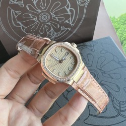 百达翡丽Nautilus 系列7010R最美鹦鹉螺。整个表盘、表壳以及标志性的“锚链式”表耳都采用全手工雪花密镶钻石，以优雅外观体现超卓工艺，美若冰晶，腕表中的“蓝血贵族”。采用32mm表径 上手贴合，进口石英机芯 走时精准，表壳采用不锈钢18k镀玫瑰金，表圈镶嵌46颗，搭配美洲鳄鱼皮表带。送礼自戴首选！