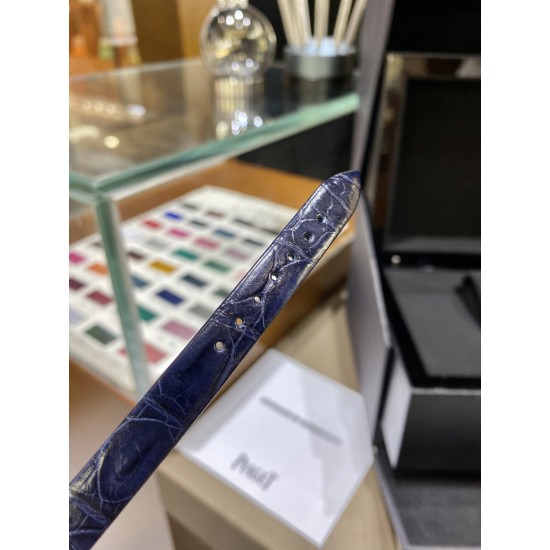 全网女生听我的!买它…❤️。 伯爵“时来运转”顶级奢侈品入门款精致的 29mm尺寸大小!第一眼看到它的时候我一眼就中,首先是外观设计足够百搭,➕上外层一圈可来回转动 很有寓意、一起“转动,遇见非凡”。上手很秀气,彩色鳄鱼皮可轻松拆卸 看上去就高端,机芯采用瑞士进口石英机芯,螺旋式表圈316L精钢打磨抛光 表面光亮如镜、表盘内圈钻石刻度 11颗⭕️圆形美钻(约0.07克拉)外圈一颗圆形美钻(约0.05克拉) 全网女生听我的!买它…❤️。 伯爵“时来运转”顶级奢侈品入门款精致的 29mm尺寸大小!第一眼看到它的时候我一眼就中,首先是外观设计足够百搭,➕上外层一圈可来回转动 很有寓意、一起“转动,遇见非凡”。上手很秀气,彩色鳄鱼皮可轻松拆卸 看上去就高端,机芯采用瑞士进口石英机芯,螺旋式表圈316L精钢打磨抛光 表面光亮如镜、表盘内圈钻石刻度 11颗⭕️圆形美钻(约0.07克拉)外圈一颗圆形美钻(约0.05克拉)