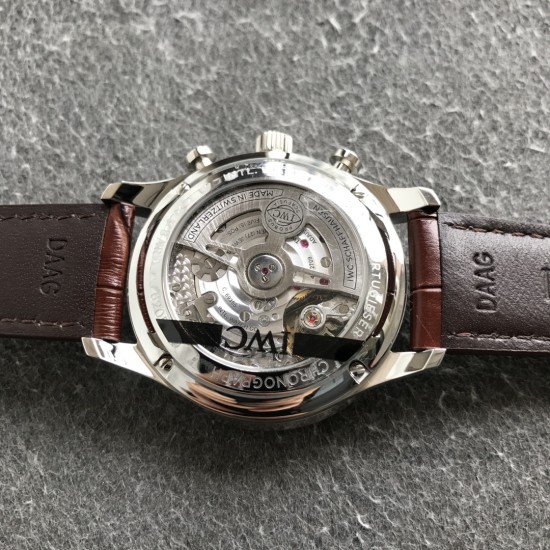 ZF扛鼎新作——IWC万国表葡萄牙系列IW371605腕表(2019年大改款葡计) 【精彩细节】1.精致背透,机芯可一览无余2.新版表扣设计更加舒适精妙3.定制版CAL.69355机芯,无理由实现原装所有功能【表壳】腕表尺寸41mmX13mm1.ZF早已烂熟于胸的万国打磨技艺,实力演绎IWC的原汁原味2.前后两片蓝宝石水晶玻璃,通透无比3.比例和版型经过多次校正,做到与正品一致贴合手腕清新俊逸 品貌非凡ZF出品 必属精品 ZF扛鼎新作——IWC万国表葡萄牙系列IW371605腕表(2019年大改款葡计) 【精彩细节】1.精致背透,机芯可一览无余2.新版表扣设计更加舒适精妙3.定制版CAL.69355机芯,无理由实现原装所有功能【表壳】腕表尺寸41mmX13mm1.ZF早已烂熟于胸的万国打磨技艺,实力演绎IWC的原汁原味2.前后两片蓝宝石水晶玻璃,通透无比3.比例和版型经过多次校正,做到与正品一致贴合手腕清新俊逸 品貌非凡ZF出品 必属精品