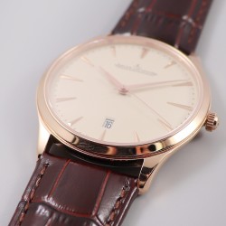 TW出品 积家超薄大师Q1288420系列腕表尺寸：	40mm x 8.0mm 316L精钢	蓝宝石镜面 牛皮表带	折叠扣 防水30米。机芯：	日本9015机芯改Cal.896机芯。TW工厂耗时长达十八个月 积家大师系列 终于出货 原版正品开模 TW不求速度力求把握好每一个细节 阴阳子母指针完全吻合原版设计（一半拉沙一半抛光） 圈口 中壳 底盖三件套同步原装版型 还原正品气质 字面金属放射纹路质感十足 蓝宝石玻璃通透叫板正品 TW出品必属精品，因为用心，所以专业（实力拍，实拍无P图）