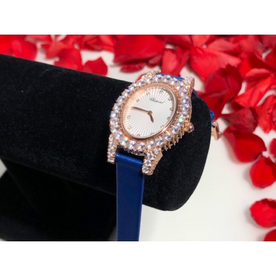 萧邦新款 LHEURE DU DIAMANT MEDIUM OVAL 此款LHeure du Diamant 椭圆形切割雕纹镶钻表盘 环以点缀钻石的表圈 优雅气韵 时尚风格和萧邦精湛的手工艺尽显无遗 光华耀目 MM™ 白玫同价