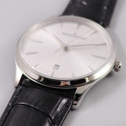 TW出品 积家超薄大师Q1288420系列腕表尺寸：	40mm x 8.0mm 316L精钢	蓝宝石镜面 牛皮表带	折叠扣 防水30米。机芯：	日本9015机芯改Cal.896机芯。TW工厂耗时长达十八个月 积家大师系列 终于出货 原版正品开模 TW不求速度力求把握好每一个细节 阴阳子母指针完全吻合原版设计（一半拉沙一半抛光） 圈口 中壳 底盖三件套同步原装版型 还原正品气质 字面金属放射纹路质感十足 蓝宝石玻璃通透叫板正品 TW出品必属精品，因为用心，所以专业（实力拍，实拍无P图）