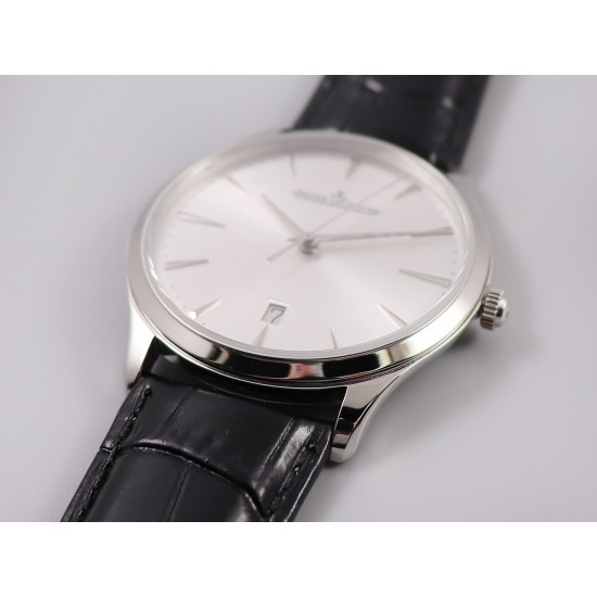 TW出品 积家超薄大师Q1288420系列腕表尺寸: 40mm x 8.0mm 316L精钢 蓝宝石镜面 牛皮表带 折叠扣 防水30米。机芯: 日本9015机芯改Cal.896机芯。TW工厂耗时长达十八个月 积家大师系列 终于出货 原版正品开模 TW不求速度力求把握好每一个细节 阴阳子母指针完全吻合原版设计(一半拉沙一半抛光) 圈口 中壳 底盖三件套同步原装版型 还原正品气质 字面金属放射纹路质感十足 蓝宝石玻璃通透叫板正品 TW出品必属精品,因为用心,所以专业(实力拍,实拍无P图) TW出品 积家超薄大师Q1288420系列腕表尺寸: 40mm x 8.0mm 316L精钢 蓝宝石镜面 牛皮表带 折叠扣 防水30米。机芯: 日本9015机芯改Cal.896机芯。TW工厂耗时长达十八个月 积家大师系列 终于出货 原版正品开模 TW不求速度力求把握好每一个细节 阴阳子母指针完全吻合原版设计(一半拉沙一半抛光) 圈口 中壳 底盖三件套同步原装版型 还原正品气质 字面金属放射纹路质感十足 蓝宝石玻璃通透叫板正品 TW出品必属精品,因为用心,所以专业(实力拍,实拍无P图)