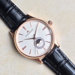 2019推出新款 Jaeger-leCoultre Master Ultra Thin Moon积家超薄月相大师系列42mm腕表，简洁的线条设计，赏心悦目的表盘。 显示令表盘尽显活力，6位24小时指针宛如一幕和谐美妙的腕上芭蕾。透过玻璃底盖，机芯运行一目了然。这款厚度仅5.8毫米的超薄机芯向世人证实，超凡的技艺和极尽复杂的功能可以在狭小的空间内完美展现