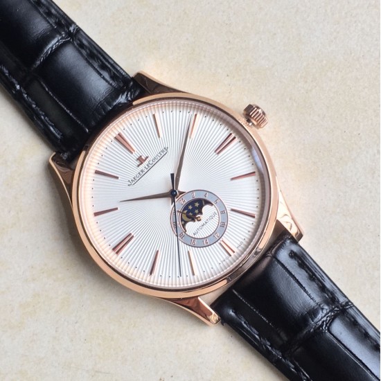 2019推出新款 Jaeger-leCoultre Master Ultra Thin Moon积家超薄月相大师系列42mm腕表,简洁的线条设计,赏心悦目的表盘。 显示令表盘尽显活力,6位24小时指针宛如一幕和谐美妙的腕上芭蕾。透过玻璃底盖,机芯运行一目了然。这款厚度仅5.8毫米的超薄机芯向世人证实,超凡的技艺和极尽复杂的功能可以在狭小的空间内完美展现 2019推出新款 Jaeger-leCoultre Master Ultra Thin Moon积家超薄月相大师系列42mm腕表,简洁的线条设计,赏心悦目的表盘。 显示令表盘尽显活力,6位24小时指针宛如一幕和谐美妙的腕上芭蕾。透过玻璃底盖,机芯运行一目了然。这款厚度仅5.8毫米的超薄机芯向世人证实,超凡的技艺和极尽复杂的功能可以在狭小的空间内完美展现