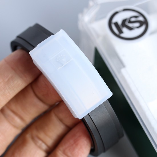 顶级做工KS出品:劳力士 恒动宇宙计时型迪通拿 【尺寸】40MM【表镜】抗刮损蓝水晶玻璃 防反光凸透式放大日历窗【表壳】上链表冠,旋入式三扣锁三重防水系统【机芯】采用7750机芯,高效精准稳定【表带】腕表搭配折叠式表扣,且表扣具有微调装置,可以调到非常的贴合手腕 折叠扣 超强夜光 防水大于100米 顶级做工KS出品:劳力士 恒动宇宙计时型迪通拿 【尺寸】40MM【表镜】抗刮损蓝水晶玻璃 防反光凸透式放大日历窗【表壳】上链表冠,旋入式三扣锁三重防水系统【机芯】采用7750机芯,高效精准稳定【表带】腕表搭配折叠式表扣,且表扣具有微调装置,可以调到非常的贴合手腕 折叠扣 超强夜光 防水大于100米