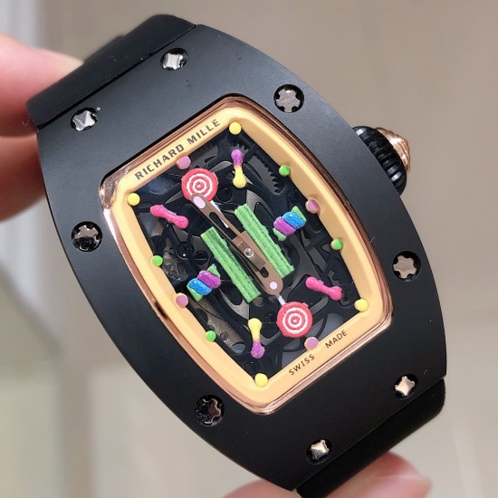 实拍 最新理查珐琅棉花糖理查德米勒 RichardMille 珐琅棉花糖 最新爆款 bon bon系列最稀有的作品!克服传统工艺打破模式!钟表最受尊敬的技术之一。不是所有人的嫁妆,棉花糖运动曲线和颜色,它们是诱人的。有了理查德米勒,实现了把棉花糖戴在你的手腕上!白色陶瓷加上黄粉绿搪瓷表盘,RM-07柔和的颜色创造了一个组合...甜蜜!糖果店的一次旅行,一个让人难以置信的艺术品。你会戴上它吗? 实拍 最新理查珐琅棉花糖理查德米勒 RichardMille 珐琅棉花糖 最新爆款 bon bon系列最稀有的作品!克服传统工艺打破模式!钟表最受尊敬的技术之一。不是所有人的嫁妆,棉花糖运动曲线和颜色,它们是诱人的。有了理查德米勒,实现了把棉花糖戴在你的手腕上!白色陶瓷加上黄粉绿搪瓷表盘,RM-07柔和的颜色创造了一个组合...甜蜜!糖果店的一次旅行,一个让人难以置信的艺术品。你会戴上它吗?
