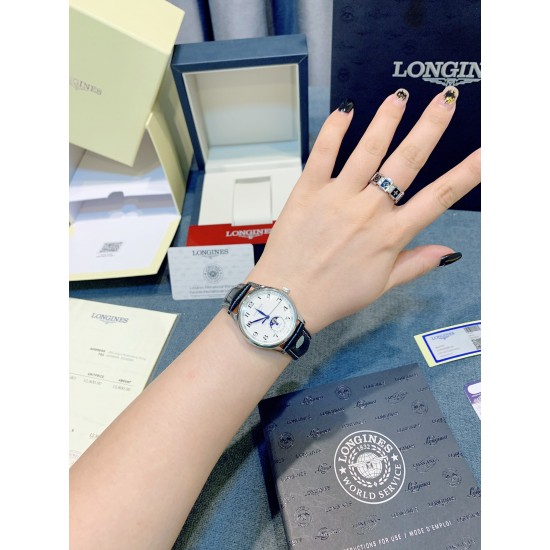 【赵丽颖同款】Longines浪琴 名匠系列女士腕表。全新浪琴名匠月相腕表系列。 诠释女性高贵典雅。精钢表壳直径:34毫米尺寸。官方一致6字位月相1-31日期显示功能。进口石英机芯。三码合一。采用进口头层牛皮、原装蝴蝶扣。珍珠母贝表盘在女表中是运用较多的元素,浪琴为其搭配了12颗钻石时标,将女性魅力发挥到极致。盘面6点钟位置的小表盘显示月相和日期,兼顾实用性和浪漫感,精巧别致。字表盘扫描打版,颜色、“麦粒”格纹深浅、内影字体大小粗细与正品完全一致。 【赵丽颖同款】Longines浪琴 名匠系列女士腕表。全新浪琴名匠月相腕表系列。 诠释女性高贵典雅。精钢表壳直径:34毫米尺寸。官方一致6字位月相1-31日期显示功能。进口石英机芯。三码合一。采用进口头层牛皮、原装蝴蝶扣。珍珠母贝表盘在女表中是运用较多的元素,浪琴为其搭配了12颗钻石时标,将女性魅力发挥到极致。盘面6点钟位置的小表盘显示月相和日期,兼顾实用性和浪漫感,精巧别致。字表盘扫描打版,颜色、“麦粒”格纹深浅、内影字体大小粗细与正品完全一致。