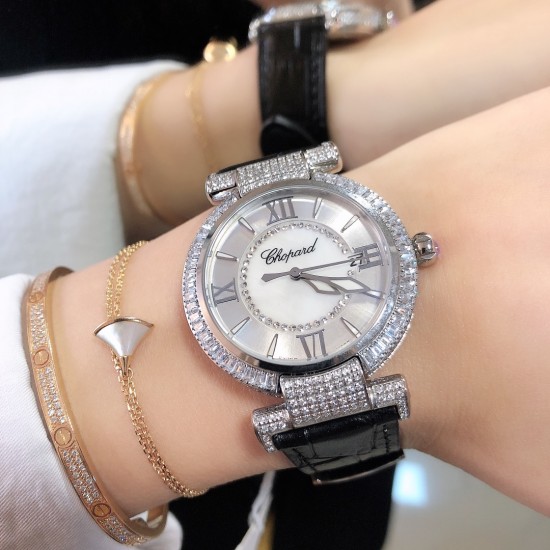 实拍 萧邦 CHOPARD IMPERIALE 系列腕表。独特风格带您走进一个新阶段并且成功塑造了崇尚自我表达和与众不同的生活化概念,316精钢材质,此表款全手工镶嵌施华洛世奇水晶钻,成为了美式奢侈生活风格的代表!进口石英机芯以及精细做工,佩戴贴手舒适,设计风格简约明朗。充满奢华璀璨的气息,光彩夺人、让你瞬间提升华丽的气质 ! 实拍 萧邦 CHOPARD IMPERIALE 系列腕表。独特风格带您走进一个新阶段并且成功塑造了崇尚自我表达和与众不同的生活化概念,316精钢材质,此表款全手工镶嵌施华洛世奇水晶钻,成为了美式奢侈生活风格的代表!进口石英机芯以及精细做工,佩戴贴手舒适,设计风格简约明朗。充满奢华璀璨的气息,光彩夺人、让你瞬间提升华丽的气质 !