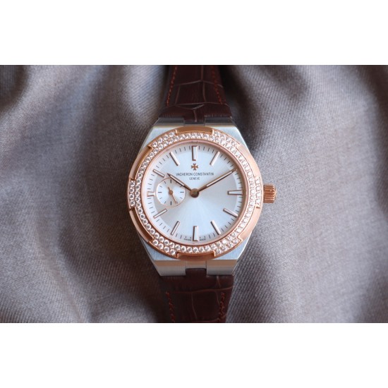 ★实拍 Vacheron Constantin江诗丹顿纵横四海系列OVERSEAS女款小号型2300v/2305v【表壳】表径3610.8mm 同步原装 质感细腻大方 蓝宝石镜面【字面】表盘经旭日纹缎面拉丝工艺处理 深邃优雅 18k金时标均带白色夜光涂层【机芯】CITIZEN8系列改Cal.5300机芯(机芯稳定零返修 )后原装18k纳米镀金质摆陀【表带扣】半马其他十字三片折叠式表扣 进口牛皮表带越欣赏 越懂欣赏 ★实拍 Vacheron Constantin江诗丹顿纵横四海系列OVERSEAS女款小号型2300v/2305v【表壳】表径3610.8mm 同步原装 质感细腻大方 蓝宝石镜面【字面】表盘经旭日纹缎面拉丝工艺处理 深邃优雅 18k金时标均带白色夜光涂层【机芯】CITIZEN8系列改Cal.5300机芯(机芯稳定零返修 )后原装18k纳米镀金质摆陀【表带扣】半马其他十字三片折叠式表扣 进口牛皮表带越欣赏 越懂欣赏