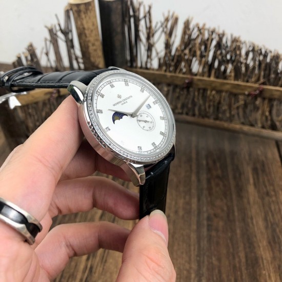 【 VACHERON CONSTANTIN 】江诗丹顿 贵族的艺术品!搭配进口机芯(0返修)台湾厂进口316精钢塑造!字面采用3D油压鱼鳞纹技术,立体感十足,搭配意大利进口小牛皮!耗时6个月打造壳身 堪称完美无缺,尺寸41mm。耐磨防刮蓝宝石双卜玻璃!超强防水50米!江诗丹顿历经风雨一直以来都是销量冠军,独特而奢华的设计风格广受好评,是成功魅力人士的首选,怒荐! 【 VACHERON CONSTANTIN 】江诗丹顿 贵族的艺术品!搭配进口机芯(0返修)台湾厂进口316精钢塑造!字面采用3D油压鱼鳞纹技术,立体感十足,搭配意大利进口小牛皮!耗时6个月打造壳身 堪称完美无缺,尺寸41mm。耐磨防刮蓝宝石双卜玻璃!超强防水50米!江诗丹顿历经风雨一直以来都是销量冠军,独特而奢华的设计风格广受好评,是成功魅力人士的首选,怒荐!