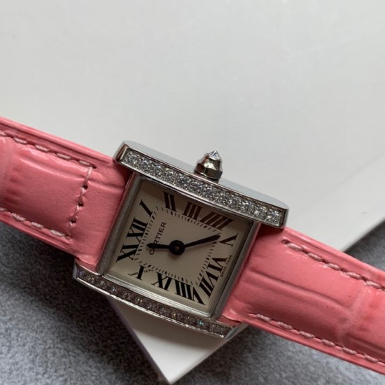 实拍 ♥️新版小牛皮来袭♥️2020最新卡地亚法国坦克Cartier Tank Franaise系列,一款百搭性价比又高的手表 搭配全新专柜欧版风格定制的原厂表带,进口瑞士石英机芯。八角形表冠,镶嵌一颗凸圆形合成尖晶石,剑形蓝钢指针,蓝宝石水晶镜面,采用与原装一致的实心内罩,尺寸:25 x 20mm。佩戴舒适柔软服帖,上手显得高贵又典雅,很气质很女人独家货源。 实拍 ♥️新版小牛皮来袭♥️2020最新卡地亚法国坦克Cartier Tank Franaise系列,一款百搭性价比又高的手表 搭配全新专柜欧版风格定制的原厂表带,进口瑞士石英机芯。八角形表冠,镶嵌一颗凸圆形合成尖晶石,剑形蓝钢指针,蓝宝石水晶镜面,采用与原装一致的实心内罩,尺寸:25 x 20mm。佩戴舒适柔软服帖,上手显得高贵又典雅,很气质很女人独家货源。
