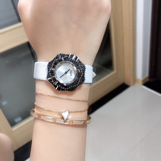 实拍 七夕好礼 PIAGET伯爵 Limelight非凡珍品腕表系列 表壳直径为33mm ,电镀白金,瑞士朗达石英机芯 。手表表壳由花瓣造型上镶嵌112颗特制切割方形钻石于表圈 彰显奢华 蓝宝石水晶镜面 搭配绸缎丝绢皮。这不仅是一款非凡的腕表,更堪称一件珠宝工艺杰作,完美结合创意 打破常规的切割,彰显着珠宝腕表的优雅魅力 实拍 七夕好礼 PIAGET伯爵 Limelight非凡珍品腕表系列 表壳直径为33mm ,电镀白金,瑞士朗达石英机芯 。手表表壳由花瓣造型上镶嵌112颗特制切割方形钻石于表圈 彰显奢华 蓝宝石水晶镜面 搭配绸缎丝绢皮。这不仅是一款非凡的腕表,更堪称一件珠宝工艺杰作,完美结合创意 打破常规的切割,彰显着珠宝腕表的优雅魅力