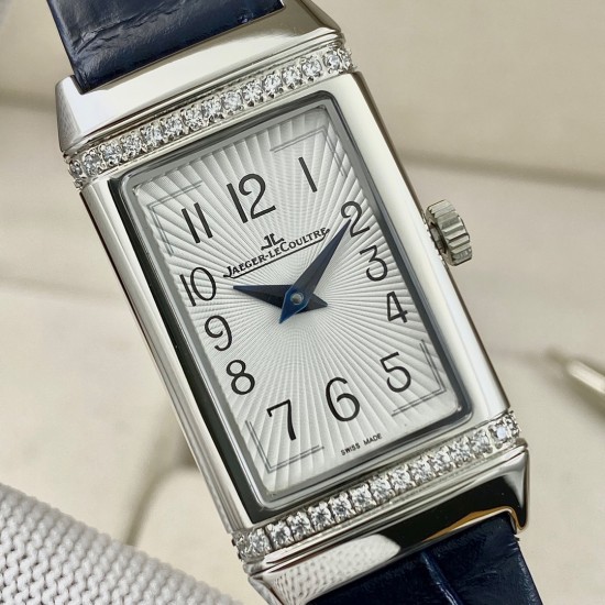 积家JAEGER-LECOULTRE 女士翻转系列:瑞士石英。个性独特魅力,40mmx20mm。材质:精钢打造,蓝宝水晶玻璃,阿拉伯数字表盘,太妃形指针,搭配意大利小牛皮,尽显貴族的风范! 积家JAEGER-LECOULTRE 女士翻转系列:瑞士石英。个性独特魅力,40mmx20mm。材质:精钢打造,蓝宝水晶玻璃,阿拉伯数字表盘,太妃形指针,搭配意大利小牛皮,尽显貴族的风范!