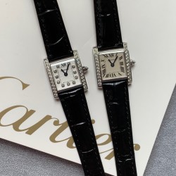 实拍 ♥️新版小牛皮来袭♥️2020最新卡地亚法国坦克Cartier Tank Franaise系列，一款百搭性价比又高的手表 搭配全新专柜欧版风格定制的原厂表带，进口瑞士石英机芯。八角形表冠，镶嵌一颗凸圆形合成尖晶石，剑形蓝钢指针，蓝宝石水晶镜面，采用与原装一致的实心内罩，尺寸：25 x 20mm。佩戴舒适柔软服帖，上手显得高贵又典雅，很气质很女人独家货源。