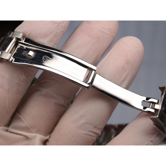 ROLEX 劳力士 蚝式恒动日志型41mm系列腕表,直径41mm,经典的蚝式表壳搭配三角坑纹外圈,把头采用旋入式设计,抗刮损蓝水晶玻璃,防反光凸透式放大(2.5倍)日历窗,隐蔽式摺叠皇冠带扣,矜持有度秀而不媚 恒久优雅! ROLEX 劳力士 蚝式恒动日志型41mm系列腕表,直径41mm,经典的蚝式表壳搭配三角坑纹外圈,把头采用旋入式设计,抗刮损蓝水晶玻璃,防反光凸透式放大(2.5倍)日历窗,隐蔽式摺叠皇冠带扣,矜持有度秀而不媚 恒久优雅!
