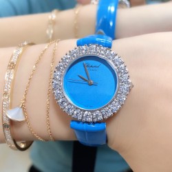 实拍 萧邦新款不断 重点推荐 重磅来袭 LHEUR DU DIAMANT珠宝镶系列，全套精钢镂空打造，光滑精致无暇，采用最新手法三爪镶石工艺，与原装正品一致，尺寸及细节完美至无可挑剔，整表美轮美奂由你任意搭配出行或各种宴会派对，该款专用进口机械机芯，整机保持原状态无改动，稳定性众所周知！表扣饱满不显臃肿，七颗钻石及整个表扣呈现的弧度与镂空的鸟巢壳身完美绝配，搭配之对应效果令你无可挑剔，表带制作精良，狠下本钱采用进口高光牛皮 一点也不逊于市场的一般鳄鱼皮。