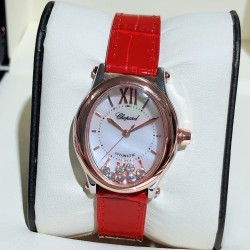 实拍 萧邦-ChopardHappy Sport Oval 石英版本腕表精钢表壳制表工艺与优雅美学风格巧妙结合，以此来展示女性魅力和技术性能。玫瑰金真空电镀材质，既优雅又时尚，以圆润柔美的曲线演绎隽永女性魅力。萧邦对象征永恒的椭圆形展现新颖诠释，打造出一款献给女性的臻礼，许下一个象征快乐的诚挚诺言。Happy Spor欢快嬉戏、自由旋转的水钻珠子在两片蓝宝石水晶之间愉悦轻舞。表壳 约30mm珍珠贝壳彩色表盘搭配光泽亮皮纹表带针扣穿戴C表扣。