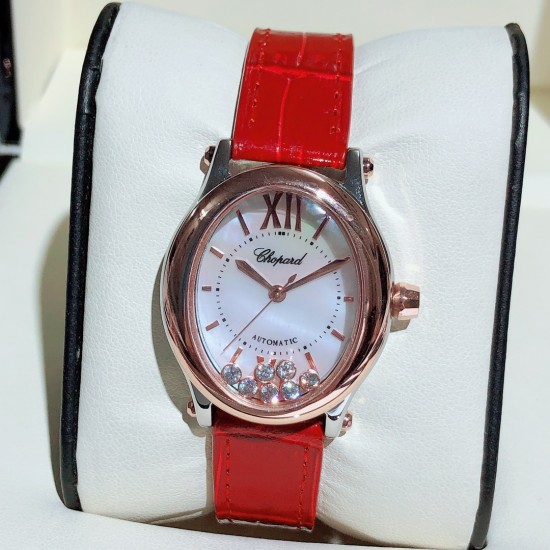 实拍 萧邦-ChopardHappy Sport Oval 石英版本腕表精钢表壳制表工艺与优雅美学风格巧妙结合,以此来展示女性魅力和技术性能。玫瑰金真空电镀材质,既优雅又时尚,以圆润柔美的曲线演绎隽永女性魅力。萧邦对象征永恒的椭圆形展现新颖诠释,打造出一款献给女性的臻礼,许下一个象征快乐的诚挚诺言。Happy Spor欢快嬉戏、自由旋转的水钻珠子在两片蓝宝石水晶之间愉悦轻舞。表壳 约30mm珍珠贝壳彩色表盘搭配光泽亮皮纹表带针扣穿戴C表扣。 实拍 萧邦-ChopardHappy Sport Oval 石英版本腕表精钢表壳制表工艺与优雅美学风格巧妙结合,以此来展示女性魅力和技术性能。玫瑰金真空电镀材质,既优雅又时尚,以圆润柔美的曲线演绎隽永女性魅力。萧邦对象征永恒的椭圆形展现新颖诠释,打造出一款献给女性的臻礼,许下一个象征快乐的诚挚诺言。Happy Spor欢快嬉戏、自由旋转的水钻珠子在两片蓝宝石水晶之间愉悦轻舞。表壳 约30mm珍珠贝壳彩色表盘搭配光泽亮皮纹表带针扣穿戴C表扣。