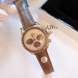 时光淙淙，细品每一刻芳香醇厚。欧米茄超霸系列38mm“卡布奇诺”有着双色的表盘配色，3个椭圆形小表盘的设计也令人眼前一亮。316精钢表壳福独特和欧米茄独特的Sedna️18K金搭配，整个表壳外圈镶钻，显得璀璨耀眼，匠具独心的双重表圈设计将钻石的闪亮光泽与超霸原型表款的运动精神完美融合，简直太显精致时髦感了！「MX实拍」如此传奇的它颜值真的超能打，此款配色真的很治愈，不仅颜色百搭，完全不挑肤色！