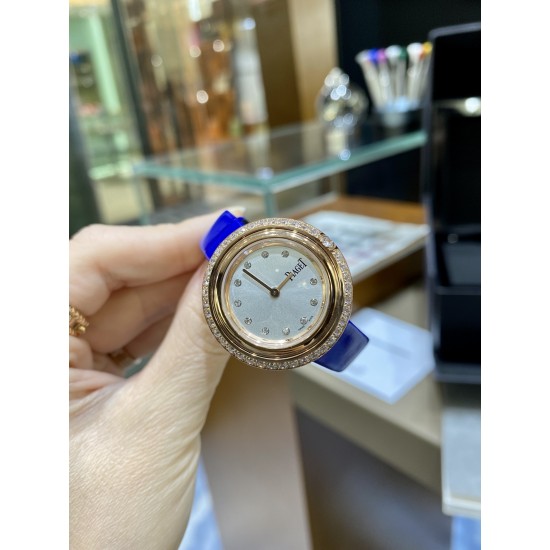 全网女生听我的!买它…❤️。 伯爵“时来运转”顶级奢侈品入门款精致的 29mm尺寸大小!第一眼看到它的时候我一眼就中,首先是外观设计足够百搭,➕上外层一圈可来回转动 很有寓意、一起“转动,遇见非凡”。上手很秀气,彩色鳄鱼皮可轻松拆卸 看上去就高端,机芯采用瑞士进口石英机芯,螺旋式表圈316L精钢打磨抛光 表面光亮如镜、表盘内圈钻石刻度 11颗⭕️圆形美钻(约0.07克拉)外圈一颗圆形美钻(约0.05克拉) 全网女生听我的!买它…❤️。 伯爵“时来运转”顶级奢侈品入门款精致的 29mm尺寸大小!第一眼看到它的时候我一眼就中,首先是外观设计足够百搭,➕上外层一圈可来回转动 很有寓意、一起“转动,遇见非凡”。上手很秀气,彩色鳄鱼皮可轻松拆卸 看上去就高端,机芯采用瑞士进口石英机芯,螺旋式表圈316L精钢打磨抛光 表面光亮如镜、表盘内圈钻石刻度 11颗⭕️圆形美钻(约0.07克拉)外圈一颗圆形美钻(约0.05克拉)