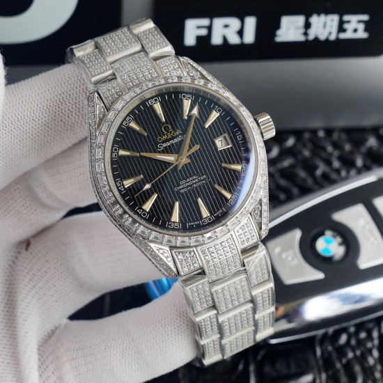 原版复刻 欧米茄镶钻系列,直径40mm,厚度9mm,所有配零件与官版互通!尺寸重量均与正版一致!【机芯】ETA2824机芯,所有机芯出厂均严格调试确保走时精准。【表壳表扣】与原版一致材质的316L精钢表壳搭配316L精钢表带/原装保险扣,表扣跟原装一样是镶钻的,3.表带的每一节带粒都是镶有三排钻石的,完全吻合原版【表镜】抗刮损蓝水晶玻璃采用进口南非钻,历经数日的手工镶嵌而成,不易掉钻。是手表中一款比较超薄的机械表,质量保证,价格贴心!拥有即贴心!⚠️请认准独家品质 原版复刻 欧米茄镶钻系列,直径40mm,厚度9mm,所有配零件与官版互通!尺寸重量均与正版一致!【机芯】ETA2824机芯,所有机芯出厂均严格调试确保走时精准。【表壳表扣】与原版一致材质的316L精钢表壳搭配316L精钢表带/原装保险扣,表扣跟原装一样是镶钻的,3.表带的每一节带粒都是镶有三排钻石的,完全吻合原版【表镜】抗刮损蓝水晶玻璃采用进口南非钻,历经数日的手工镶嵌而成,不易掉钻。是手表中一款比较超薄的机械表,质量保证,价格贴心!拥有即贴心!⚠️请认准独家品质