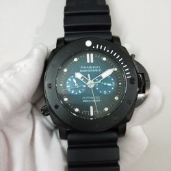 沛纳海新款来袭！SUBMERSIBLE 潜行系列PAM00983，纪尧姆内里特别版，设计灵感来自于这位法国自由潜水冠军纪尧姆内里(GUILLAUME NRY)，他因创下世界纪录和拍摄惊艳的水底照片而蜚声国际。PAM00983,直径47mm,厚度15mm,矿物质强化玻璃，316L精钢黑壳，黑色陶瓷逆时针旋转表圈附分度标，坚韧橡胶表带，表底盖镌刻自由潜水冠军本人的署名、莫雷阿岛的图像，以及他在恒重自由潜水项目创下的惊人纪录 ── 单口闭气下潜126米。