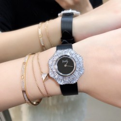 实拍 七夕好礼 PIAGET伯爵 Limelight非凡珍品腕表系列  表壳直径为33mm ，电镀白金，瑞士朗达石英机芯 。手表表壳由花瓣造型上镶嵌112颗特制切割方形钻石于表圈 彰显奢华 蓝宝石水晶镜面  搭配绸缎丝绢皮。这不仅是一款非凡的腕表，更堪称一件珠宝工艺杰作，完美结合创意 打破常规的切割，彰显着珠宝腕表的优雅魅力